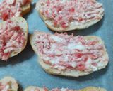 Foto del passaggio 3 della ricetta Crostini salsiccia e stracchino