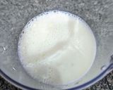 A picture of step 2 of Rose milkshake.