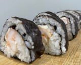 Foto del paso 8 de la receta: Sushi casero- Maki de aguacate, salmón y langostino con queso crema