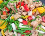 รูปขั้นตอนการทำที่ 2 ของ ไก่ผัดพริกไทยดำพริกสามสี