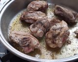 Foto del paso 1 de la receta: Pollo al vino con portobellos