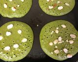 A picture of step 4 of Banana spinach pancakes with peanuts.