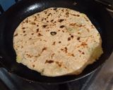 A picture of step 4 of Aloo paratha.