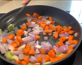 Foto del paso 3 de la receta: Huevos mollet, verdura y langostinos