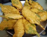 A picture of step 4 of Palak fritters chaat.