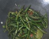 Foto langkah ke 3 dari resep Tumis cabai hijau.