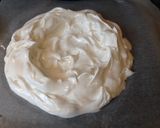 A picture of step 5 of Strawberry pavlova.