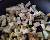 Foto del paso 1 de la receta: Berenjenas🥘🥙 con queso😋 y albahaca🍆🌿🧀