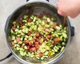 Foto del paso 2 de la receta: Habas con jamón en olla rápida y huevo escalfado