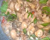 รูปขั้นตอนการทำที่ 1 ของ ผัดเห็ดฟางหมูสับ