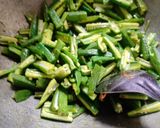 A picture of step 2 of Crispy bhindi capsicum.