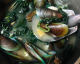 A picture of step 6 of Mussels in Soda and Ginger Broth with Spinach.