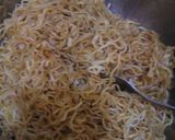 Foto langkah ke 1 dari resep Mie Goreng Wortel & Fishroll (Mie Instan jd Spesial).
