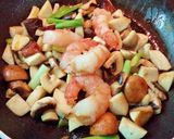 Foto del paso 6 de la receta Revuelto de ajetes, setas variadas y gambas