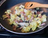 A picture of step 3 of Yakisoba.