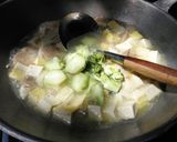 Foto langkah ke 7 dari resep Sup Tahu Kentang Jamur.