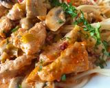 Tejszínes, póréhagymás, gombás pulykamell recept fázis 5 fotója