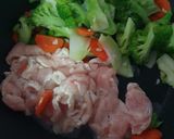รูปขั้นตอนการทำที่ 2 ของ ผัดบรอกโคลีแครอทไก่