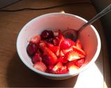 Hình bước làm 4 của món Cherry và dâu tây xốc muối ớt