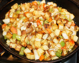 Foto del paso 4 de la receta: Papas salteadas con romero y pimientos