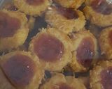 Foto langkah ke 5 dari resep Thumbprint Strawberry Cheese.