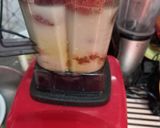 A picture of step 2 of Strawberry 🍓 banana smoothie.