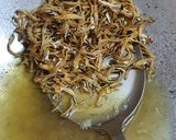 Gambar langkah 2 resipi Sambal tumis bilis petai.