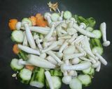 Foto langkah ke 6 dari resep Tumis oyong dengan jamur shimeji.