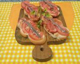 Foto del paso 2 de la receta: Pan tostado con tomate y anchoa