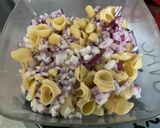 Une image de l'étape 9 de Salade de pâtes au saumon, tomates, oignon rouge et feta.