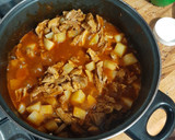 Foto del paso 3 de la receta: Pierna de cerdo con papitas y chile rojo