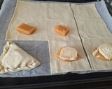 Foto del paso 3 de la receta: Empanadillas de hojaldre con membrillo sin azúcar y queso de rulo de cabra