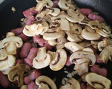 Foto del paso 3 de la receta: Saltenada de salchichas frescas con bacon y champiñón