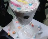 A picture of step 3 of Marshmallow Cookies Shake.