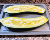 Foto del paso 2 de la receta: Calabacín relleno con gratinado de queso