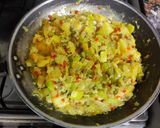 Foto del paso 5 de la receta: Revuelto de zapallitos 🍈y papa🥔