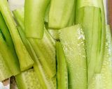 Hình bước làm 2 của món Bánh mỳ pate kẹp trứng, rau xà lách, mùi, cà chua, dưa chuột