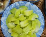 Hình bước làm 3 của món Bầu luộc chấm ruốc