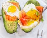 Foto del paso 2 de la receta: Aguacate relleno de salmón, queso crema y huevos de codorniz