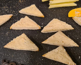 Foto del paso 5 de la receta: Canapés de queso Gruyère