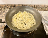 Foto del paso 4 de la receta: Salchichas frescas encebolladas