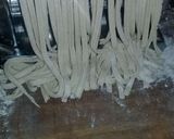 Foto del paso 3 de la receta: Fideos caseros con tuco y salsa blanca 😍