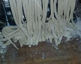 Foto del paso 3 de la receta: Fideos caseros con tuco y salsa blanca 😍