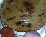 A picture of step 5 of Bajra roti with lehsun chutney and pyaaz.