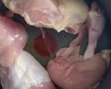Foto del paso 1 de la receta: Pechuga de pollo y muslos a la portuguesa