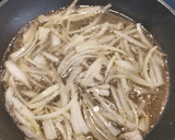 Foto del paso 3 de la receta: Salchichas frescas encebolladas con Champiñones
