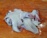 Foto del passaggio 3 della ricetta Calamari ripieni di melanzane su letto di pomodorini
