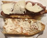 Foto del paso 3 de la receta Bocata de butifarra con pimientos y queso tetilla