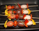 Foto del paso 2 de la receta: Brochetas de morcillas, chorizos rojos y butifarras mini, al orégano