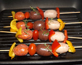 Foto del paso 2 de la receta: Brochetas de morcillas, chorizos rojos y butifarras mini, al orégano